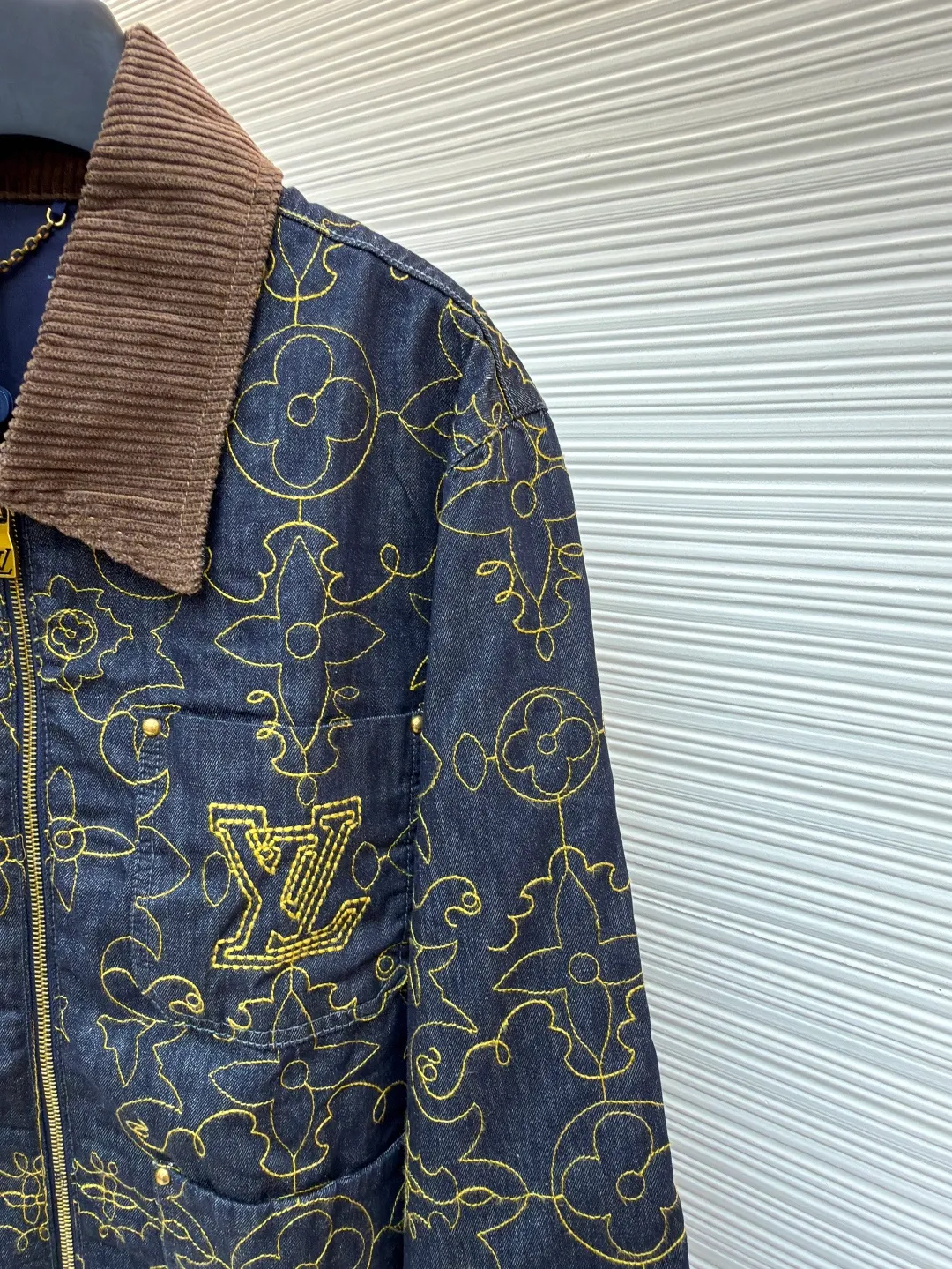 LOUIS VUITTON black and gold line embroidered lapel denim jacket ●Original version: purchased and developed by 22909 ●Item number: 1681009-C60 ●Fabric: denim fabric ●Technology: embroidery production ●Version: fitted version ●Weight: about 845 grams ●Size: 46-48-50-52 ●Description: Monogram elements blend with western style. The pockets and hem are intricately embroidered with contrasting yarn. The pattern processing code is used to position each piece. An imported extended single-arm embroidery machine is used to accurately position the flat embroidery process. The ready-made garments ensure that the joints of each piece are accurately aligned. Brand logo on the chest and back, Saddle embossed patch on one of the pockets, corduroy collar, chest patch pockets, zipper front with engraved zipper pull, and inner lining for added comfort. The overall wiring is straight and delicate, the fabric is comfortable and soft, and the color is consistent without color difference. It can be matched with the same style to create a fashionable look and control various occasions. Customized accessories, complete with three standards, same style for men and women!